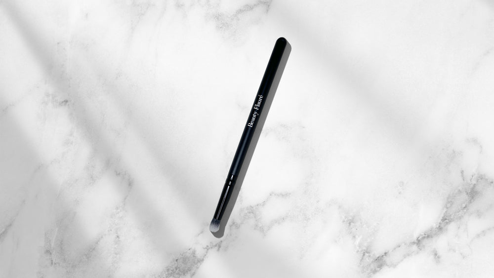 PrecisionCrease Mini Eyeshadow Brush